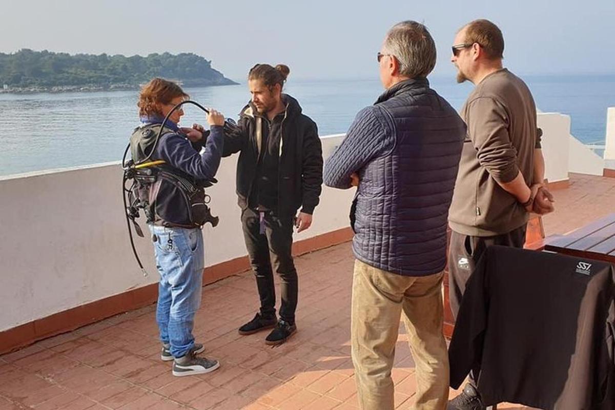 un grup de oameni care stau pe acoperișul unei bărci