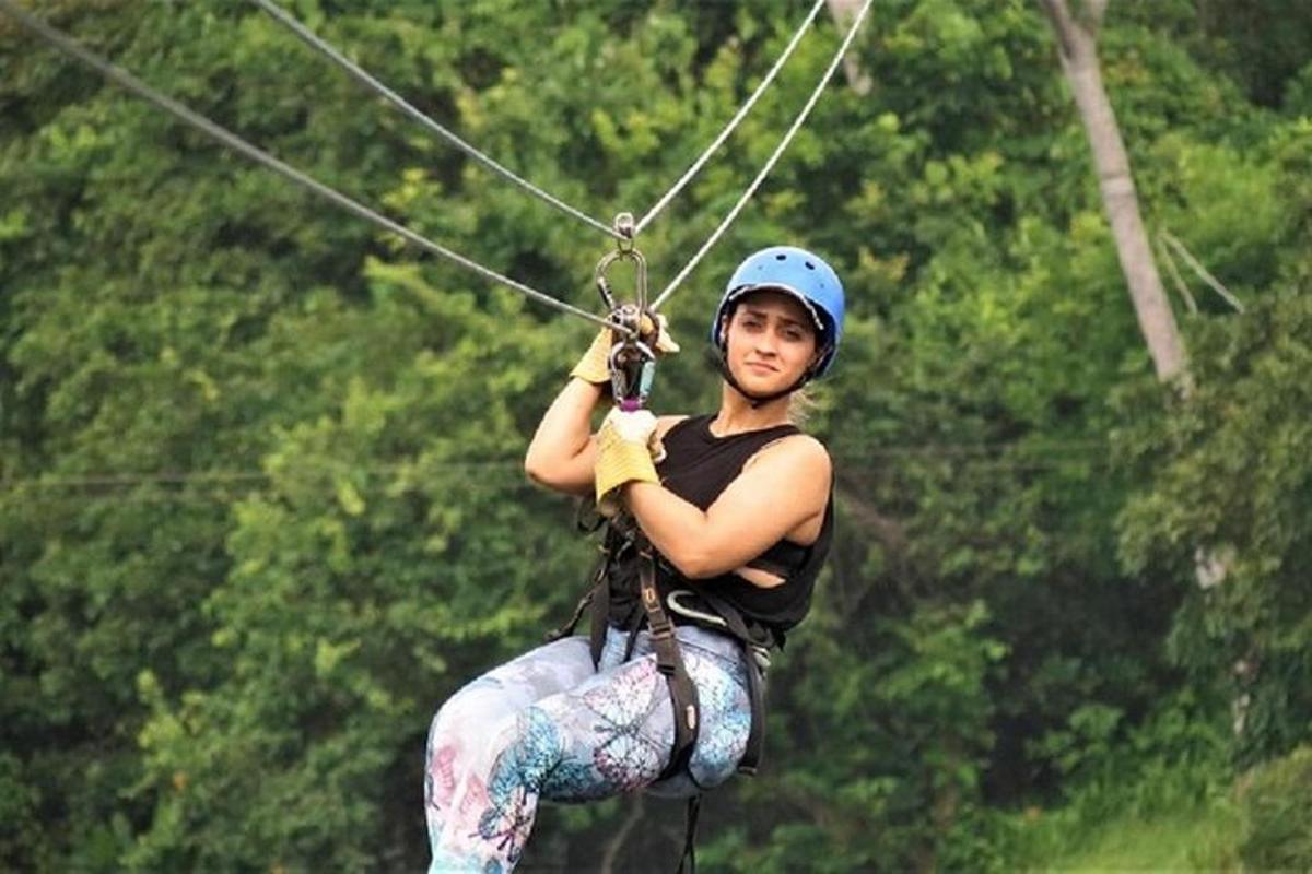 ženska se vozi po ziplineu