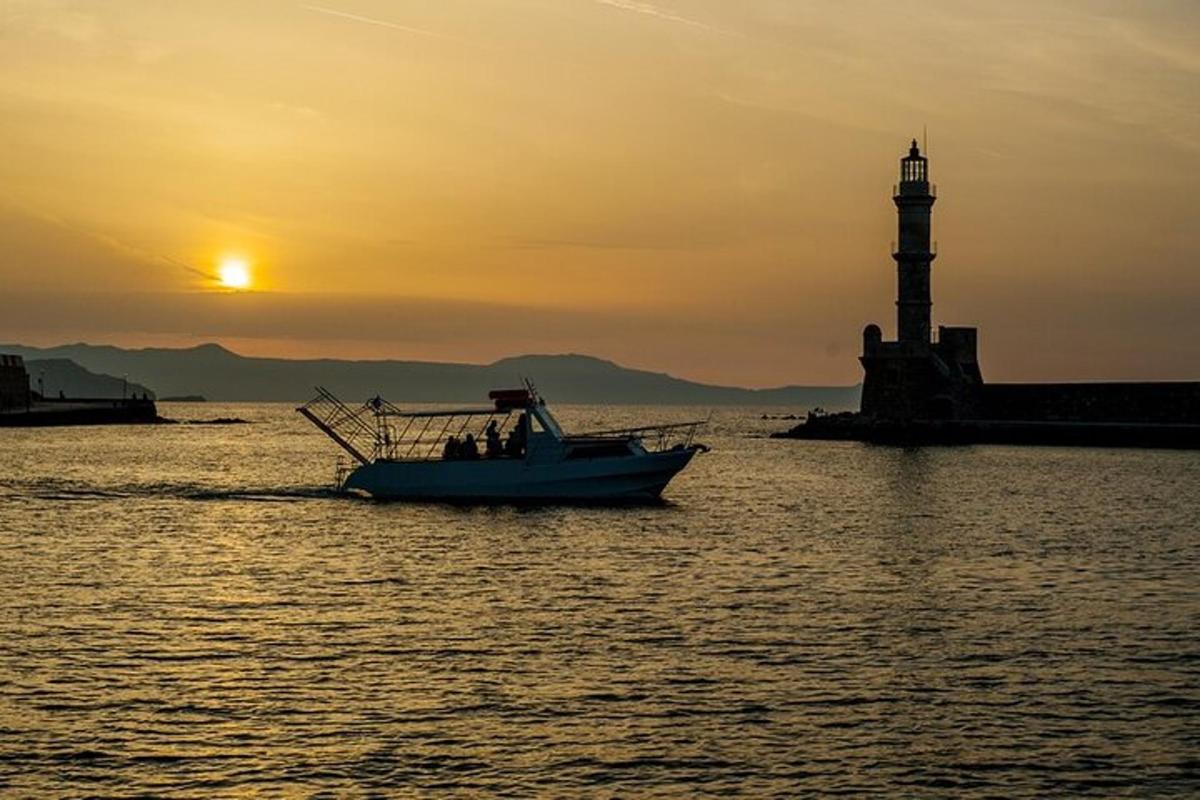 egy hajó a vízben egy világítótorony előtt