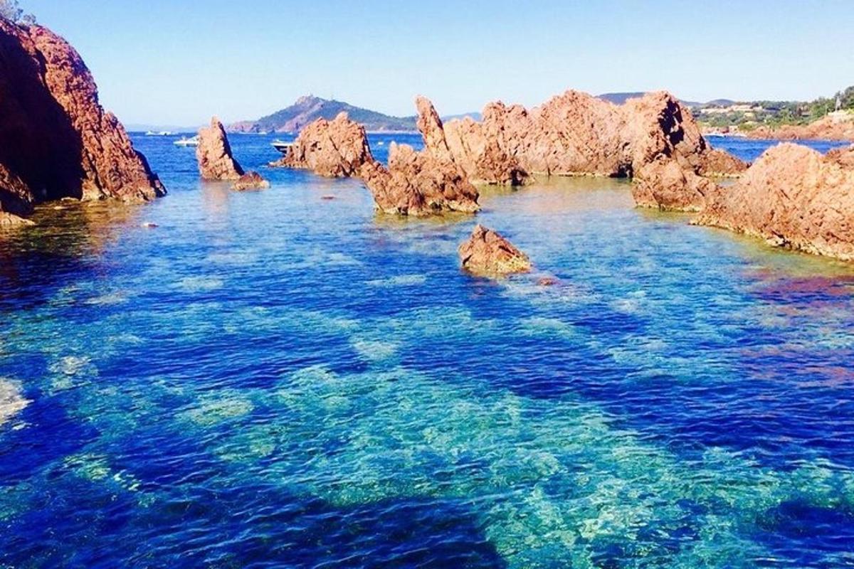un grande specchio d'acqua con rocce al suo interno