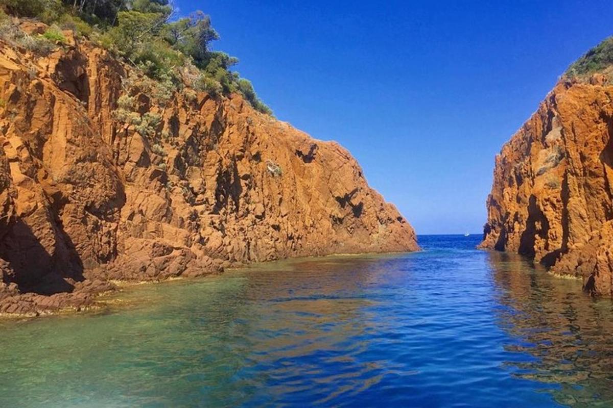 un grande specchio d'acqua tra due scogliere rocciose