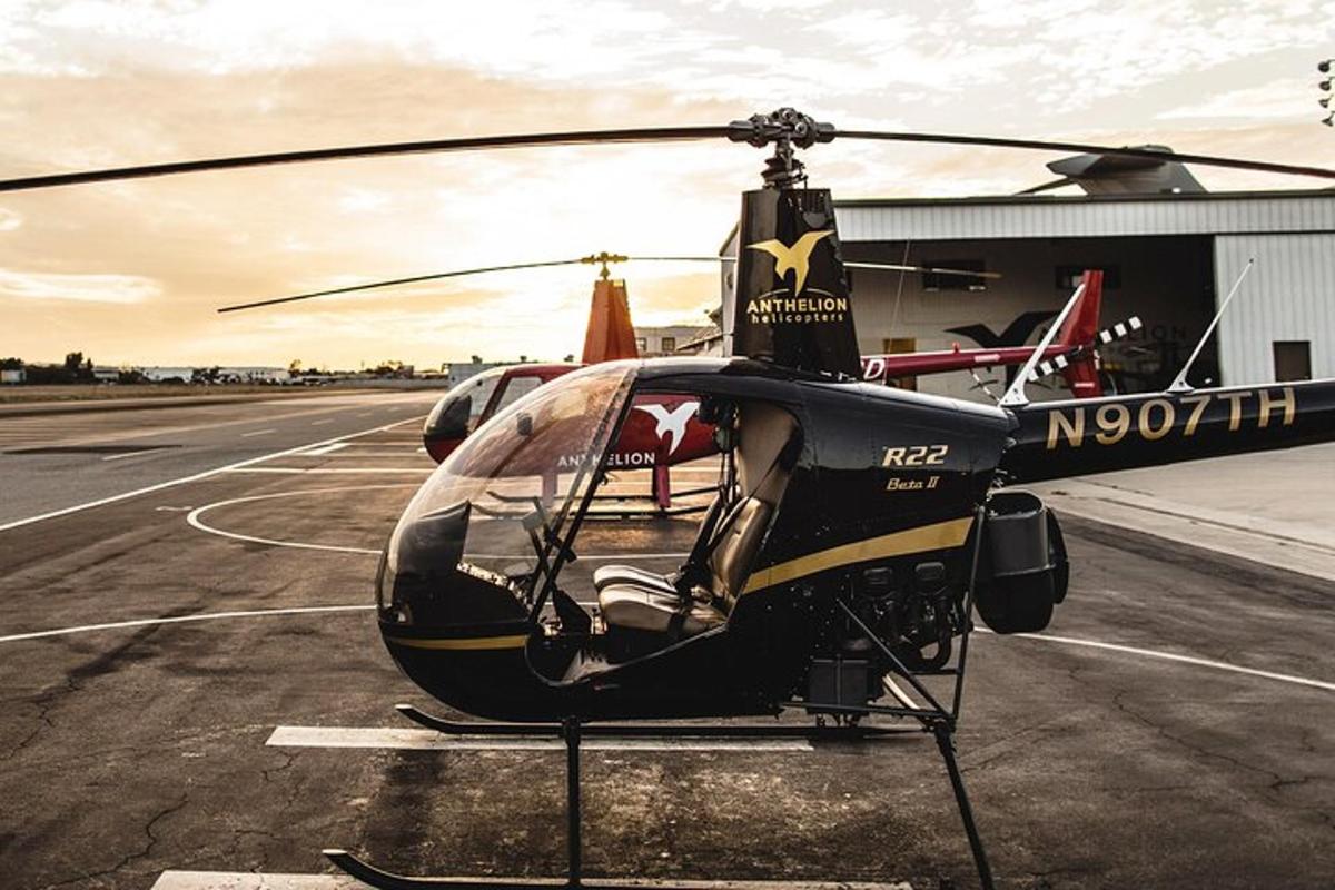 egy helikopter parkolt a kifutópályán