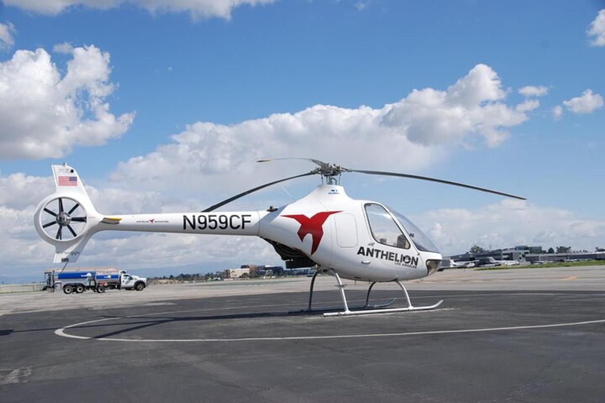 egy kis helikopter parkolt a kifutópályán