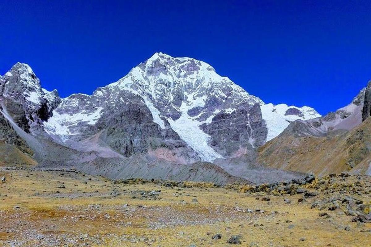 una montagna coperta di neve di fronte a un cielo azzurro