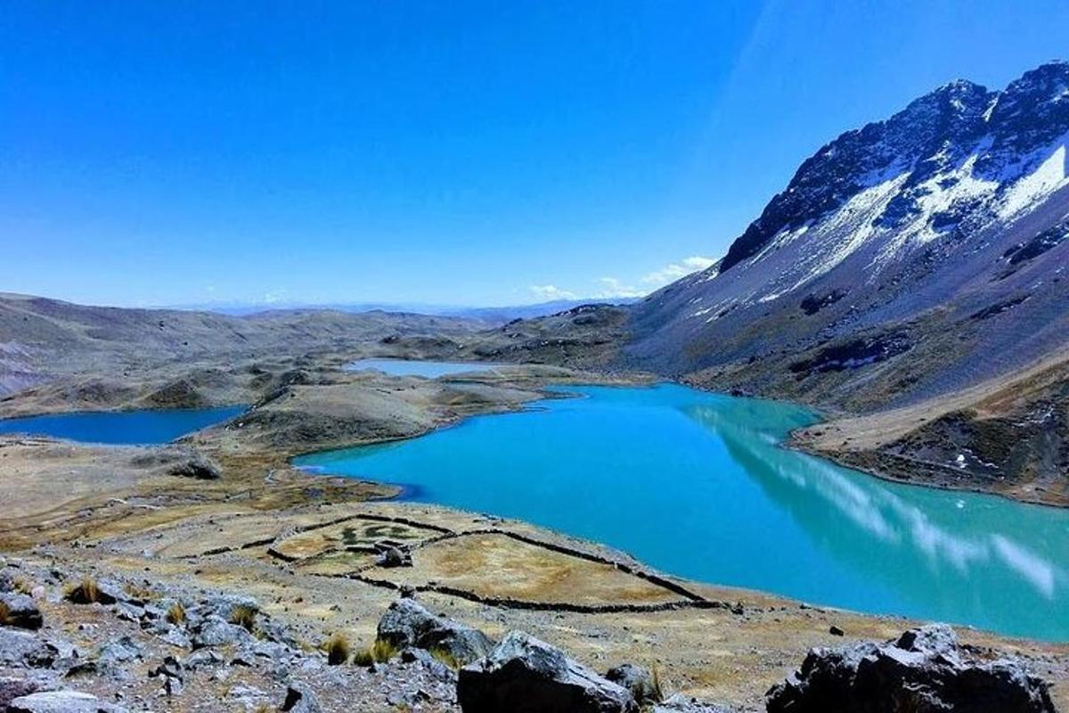 una vista di un lago di montagna in montagna