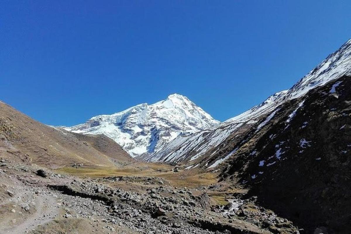 una montagna coperta di neve nel mezzo di una valle