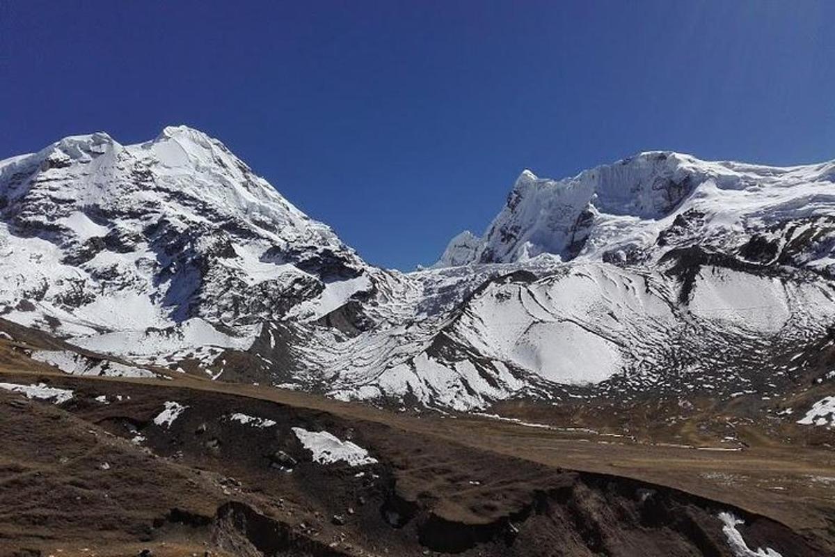 una montagna coperta di neve con un cielo azzurro sullo sfondo