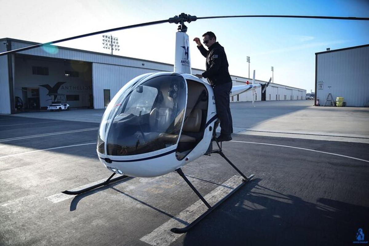 egy férfi egy helikopter tetején áll
