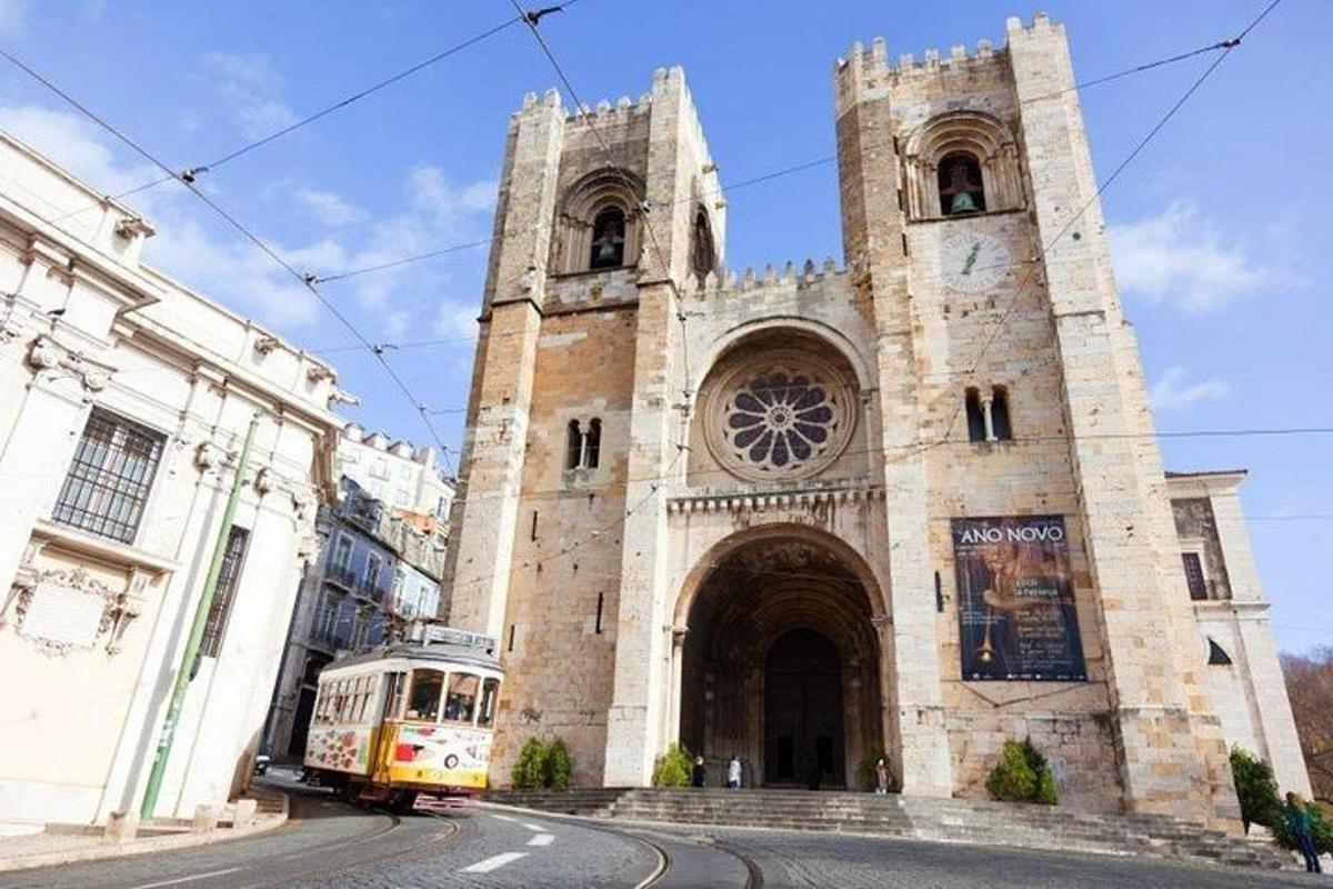 uma igreja com um carrinho na frente dela