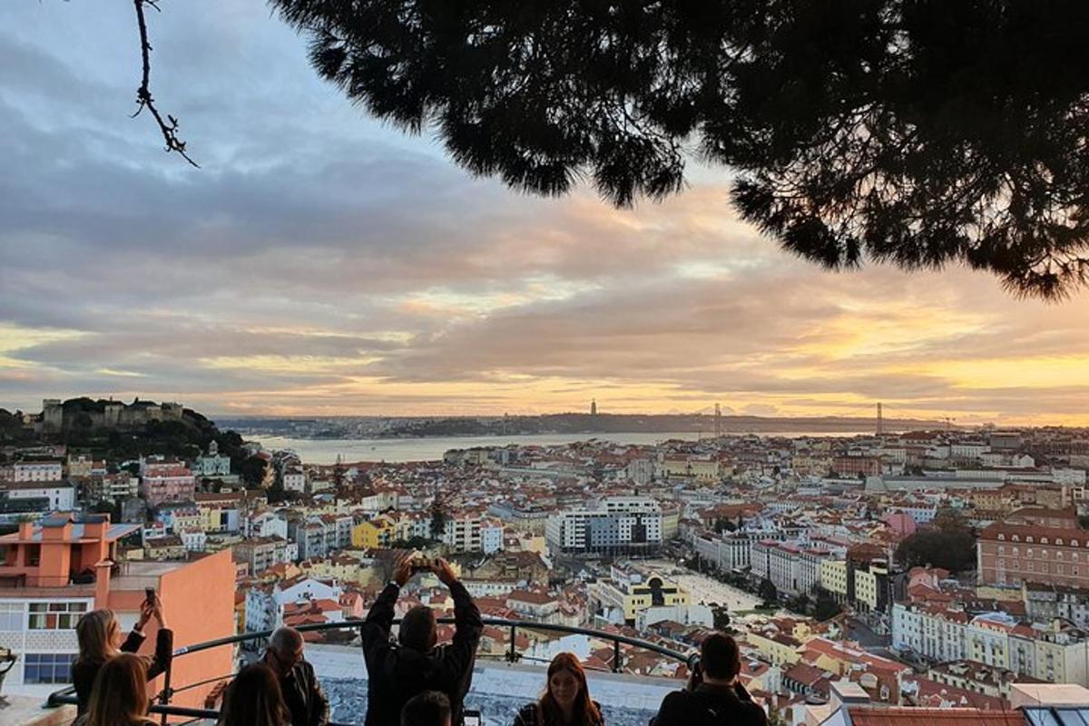 um grupo de pessoas tirando uma foto de uma cidade