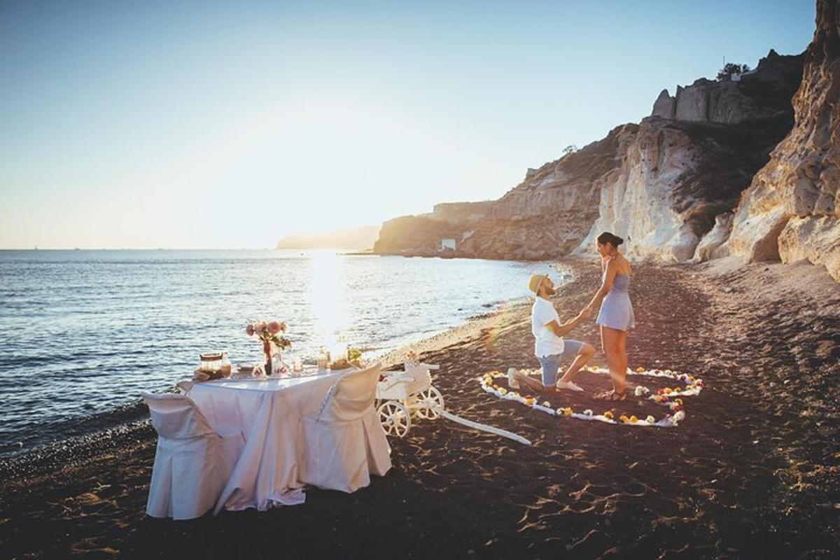 una donna e un bambino in piedi su una spiaggia