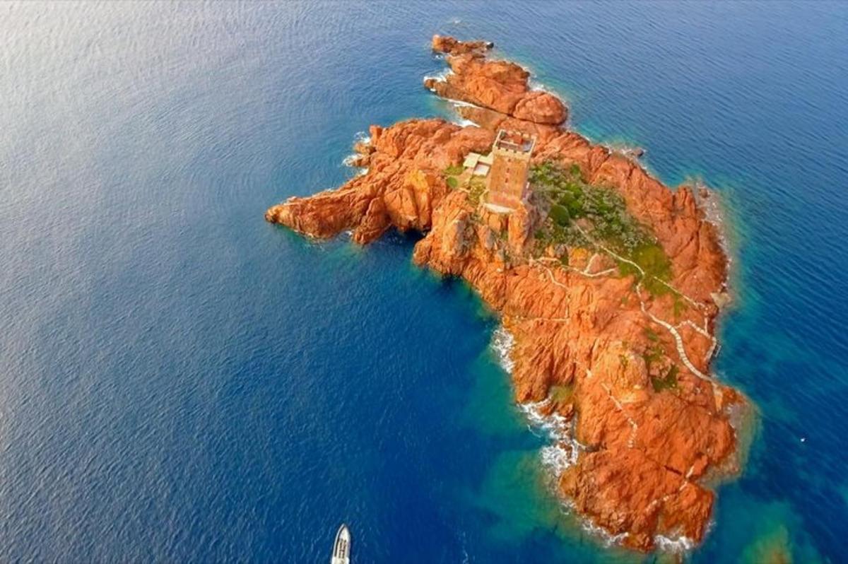 otok v vodi s čolnom na njem