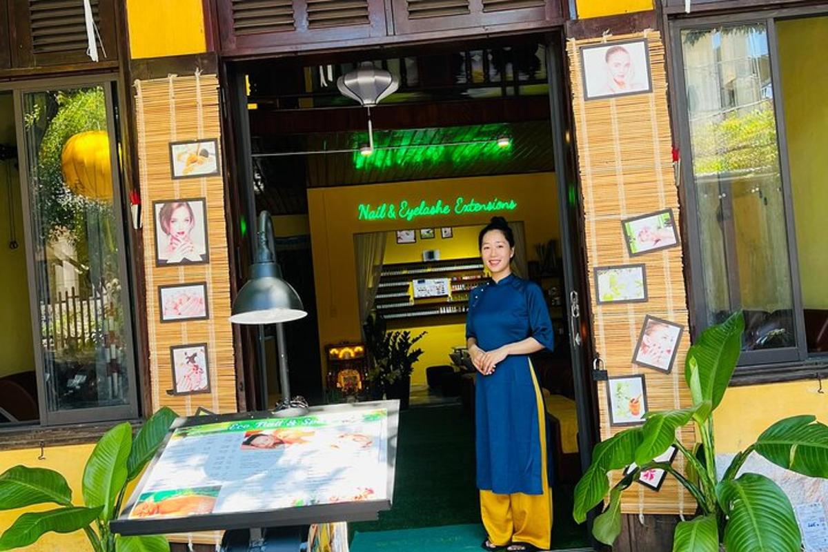 一名女子站在商店门口