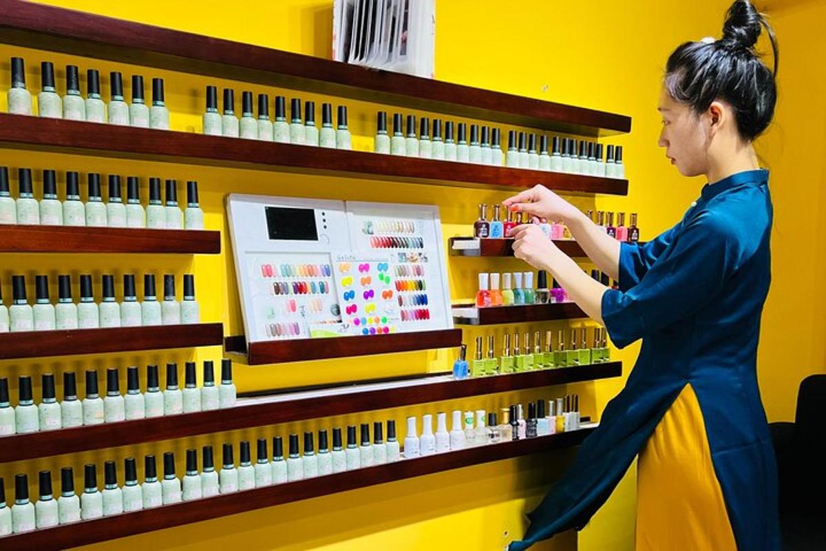 一位女士在商店里看着货架上的化妆品