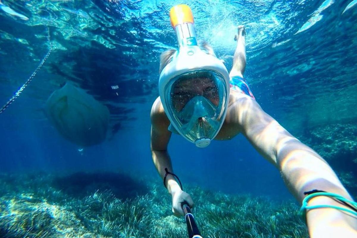 maður með snorkel að synda í sjónum