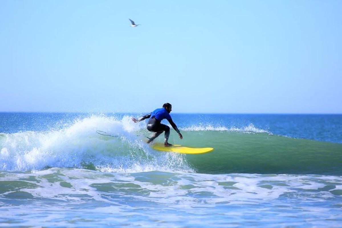 ein Mann, der auf einem Surfbrett im Meer auf einer Welle reitet
