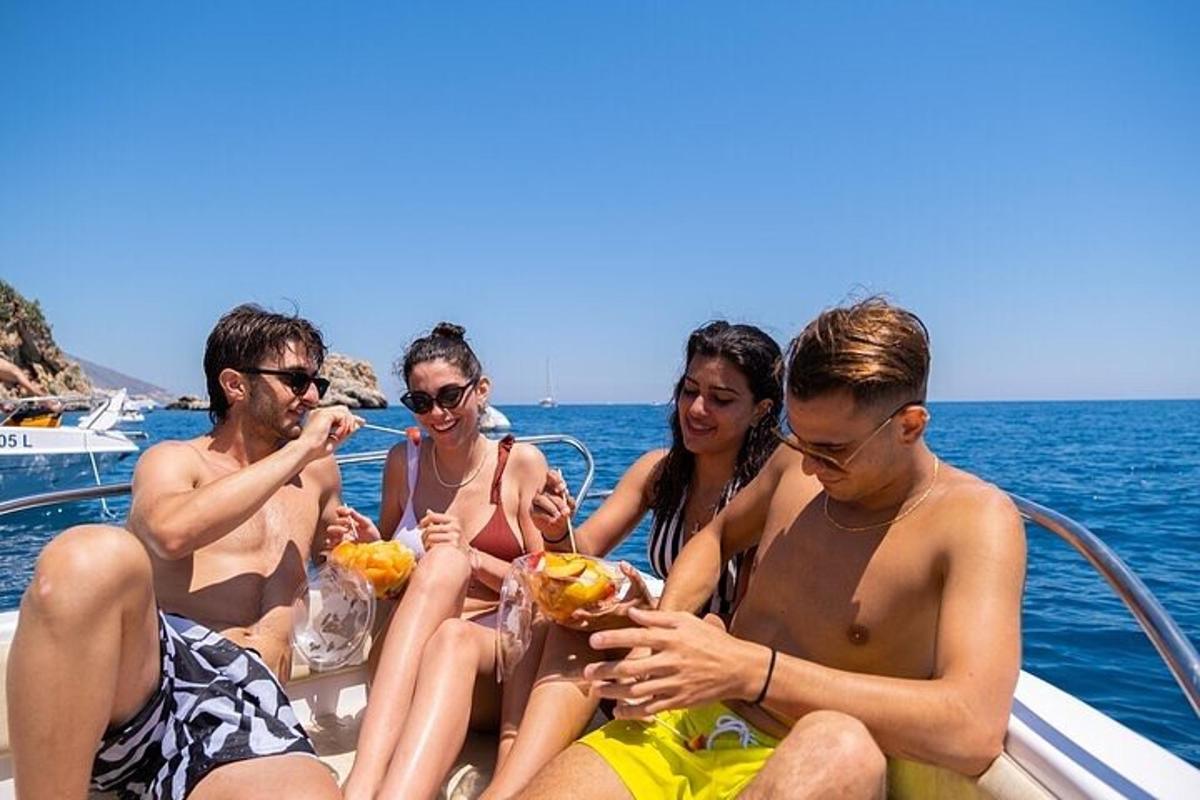 grupė žmonių, sėdinčių valtyje ir valgančių maistą