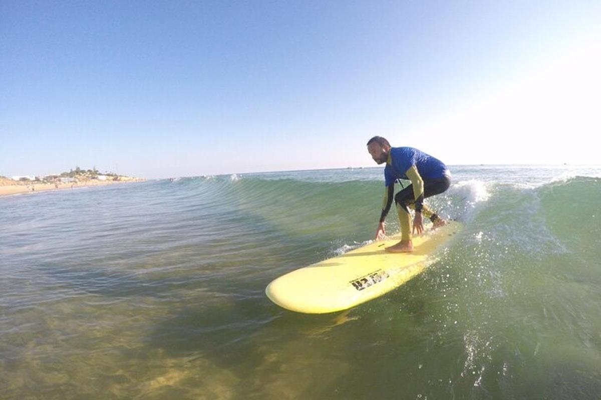 ein Mann, der auf einem Surfbrett im Meer auf einer Welle reitet