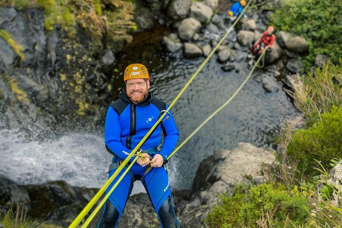 maður stendur á ánni í fleka