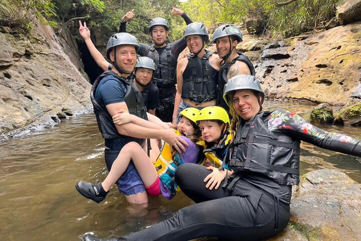 un gruppo di persone in posa per una foto in un fiume