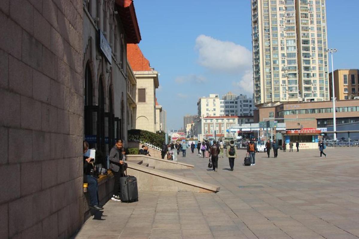 skupina lidí jdoucích po ulici se zavazadly