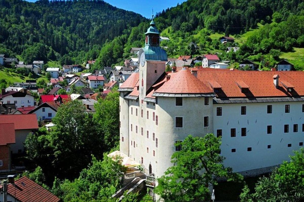 velká bílá budova s červenou střechou
