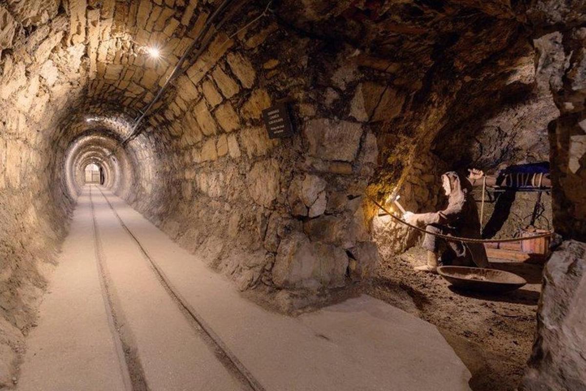 tunnel kiviseinaga koopas
