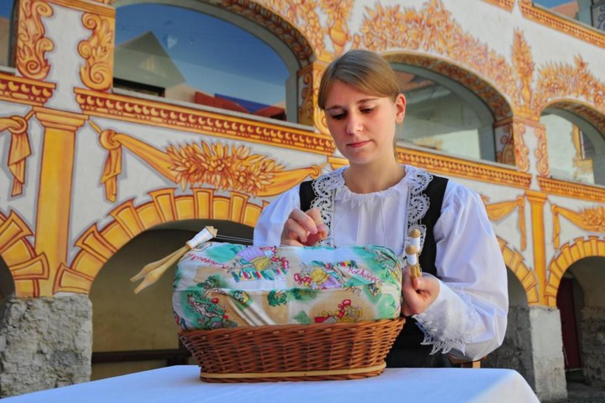 naine hoiab käes korvi koogiga