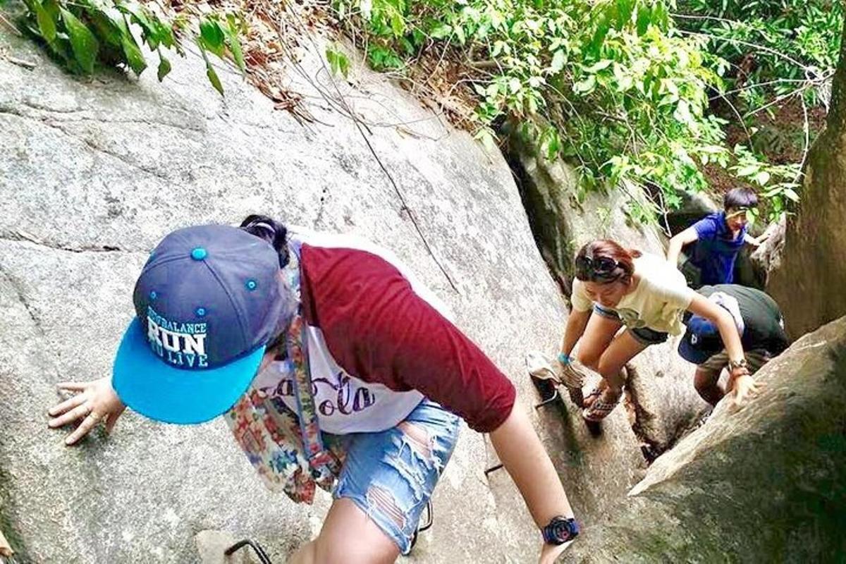 un gruppo di persone che si arrampica su una formazione rocciosa