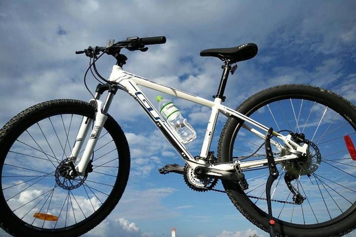 una bicicletta bianca è sospesa nell'aria