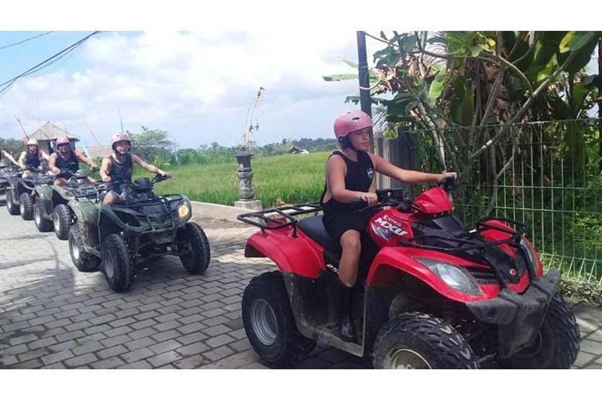un grup de oameni care merg cu ATV-uri pe o stradă