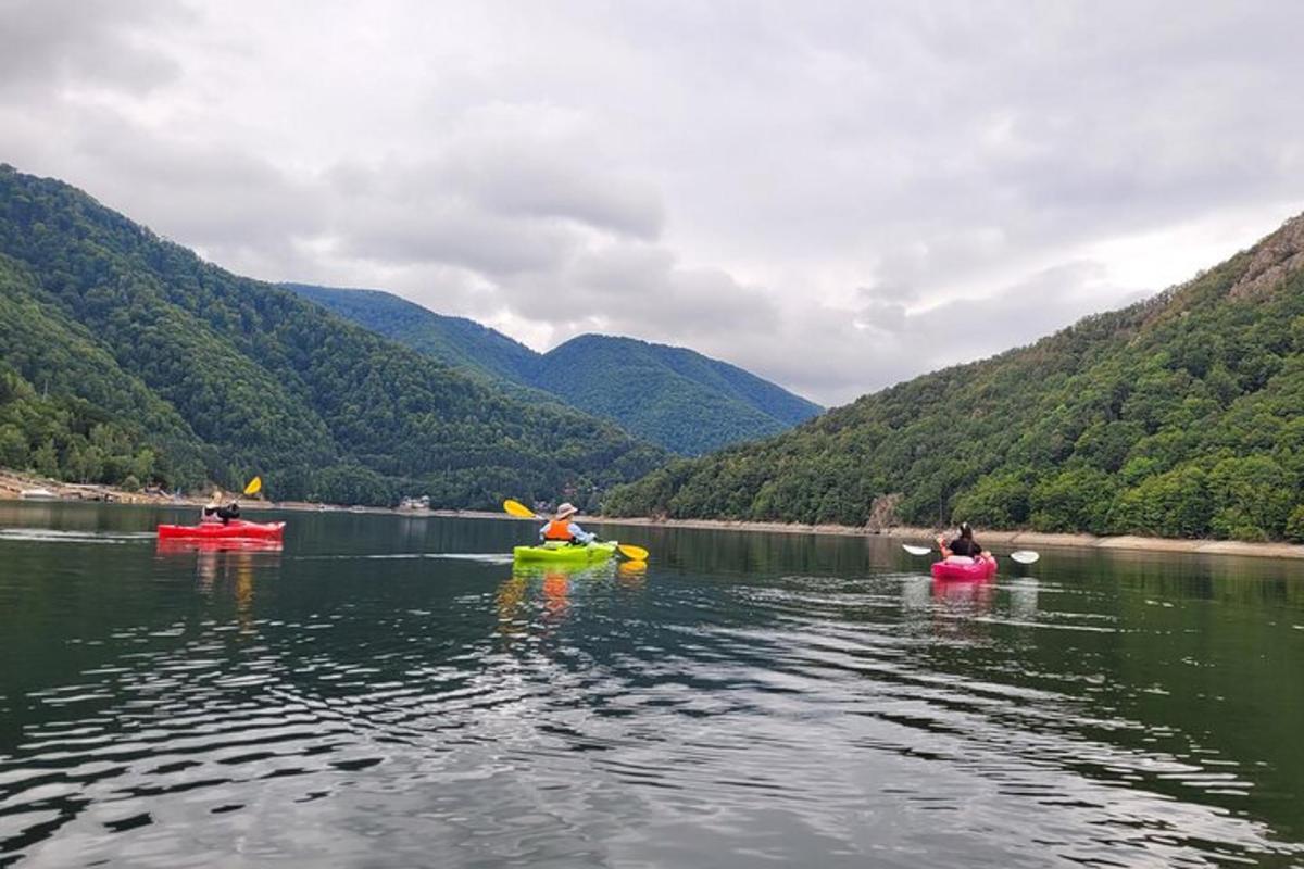 un gruppo di persone in kayak su un fiume