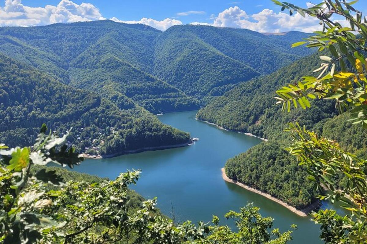 una vista di un lago in montagna