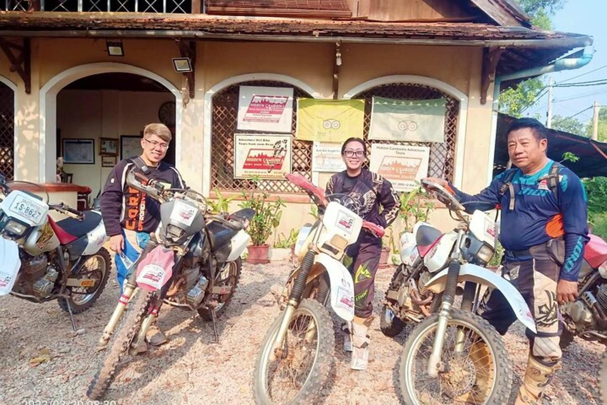 grupė žmonių, sėdinčių ant motociklų priešais pastatą