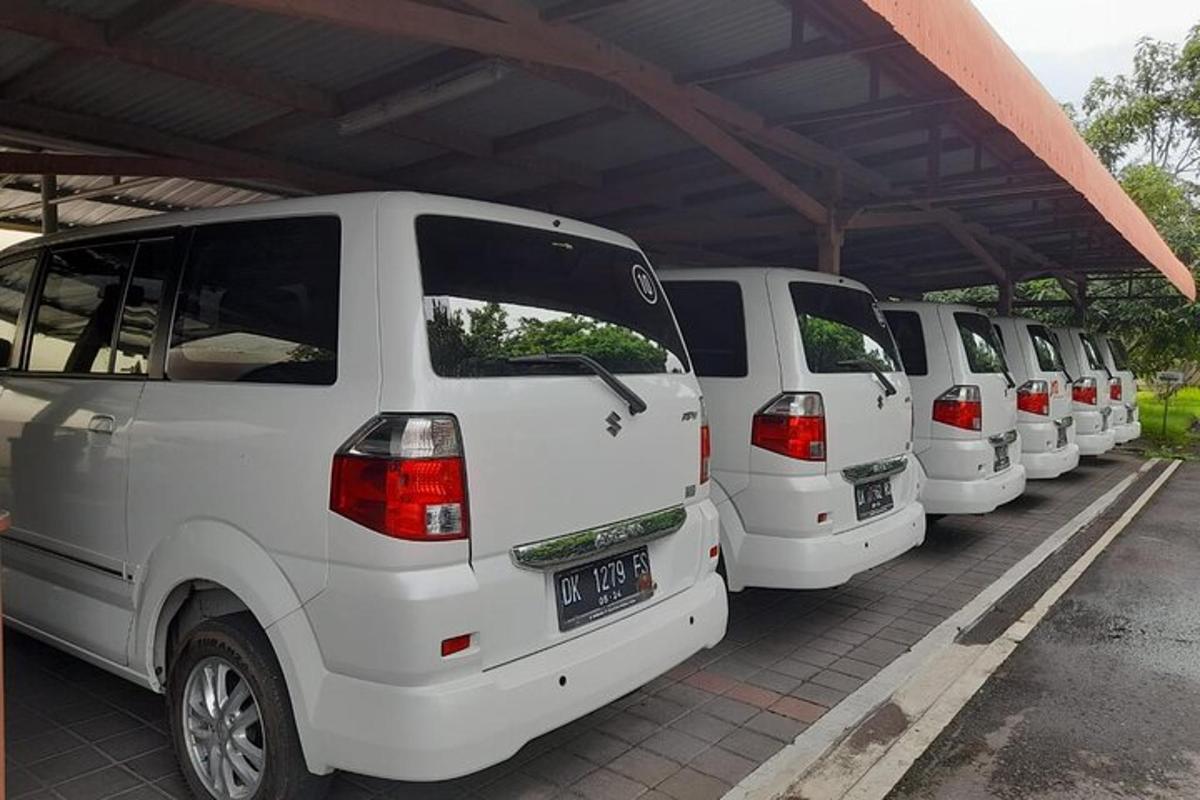 una fila di furgoni bianchi parcheggiati in un parcheggio