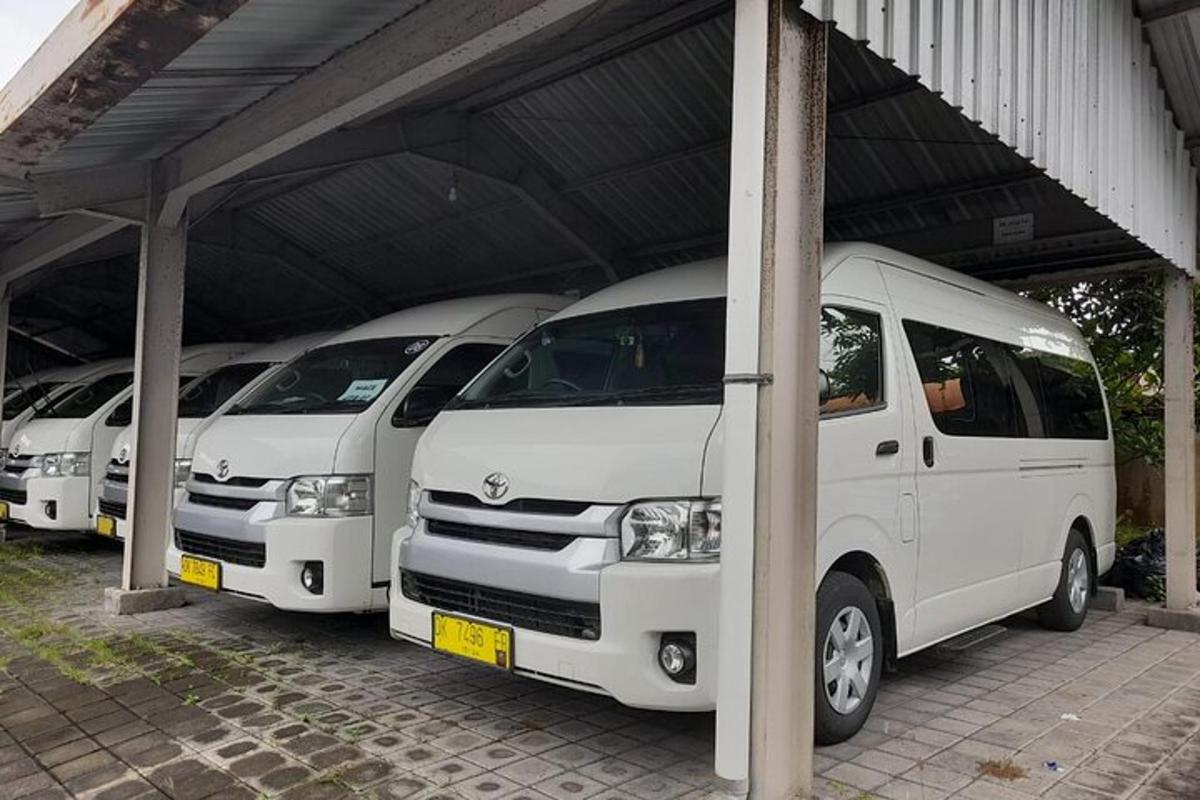 uma fileira de vans brancas estacionadas em uma garagem