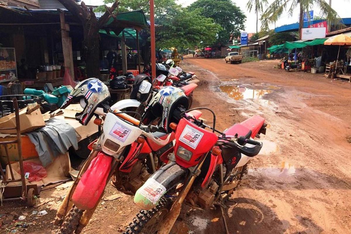 deretan motosikal yang diletakkan di tepi jalan tanah