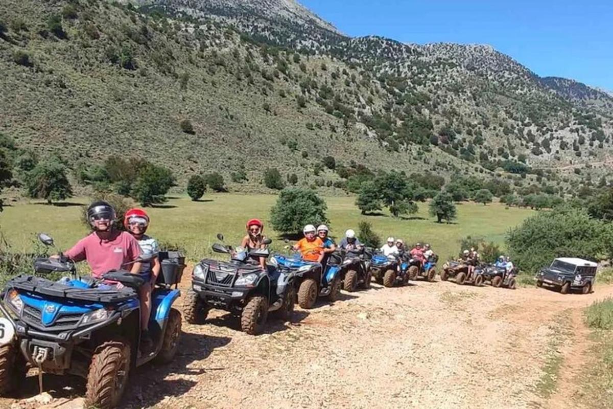 egy csoport ember ATV-zik egy földúton
