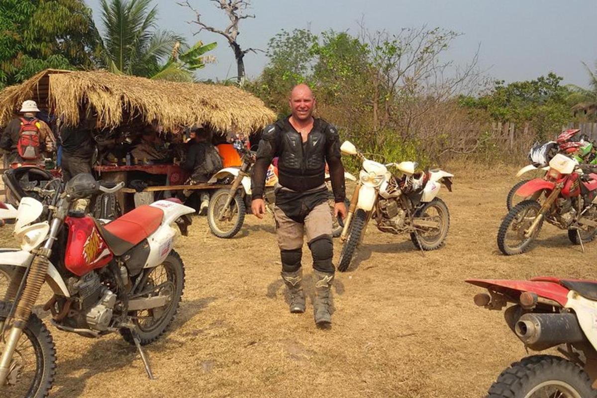 moški, ki stoji pred skupino motoristov