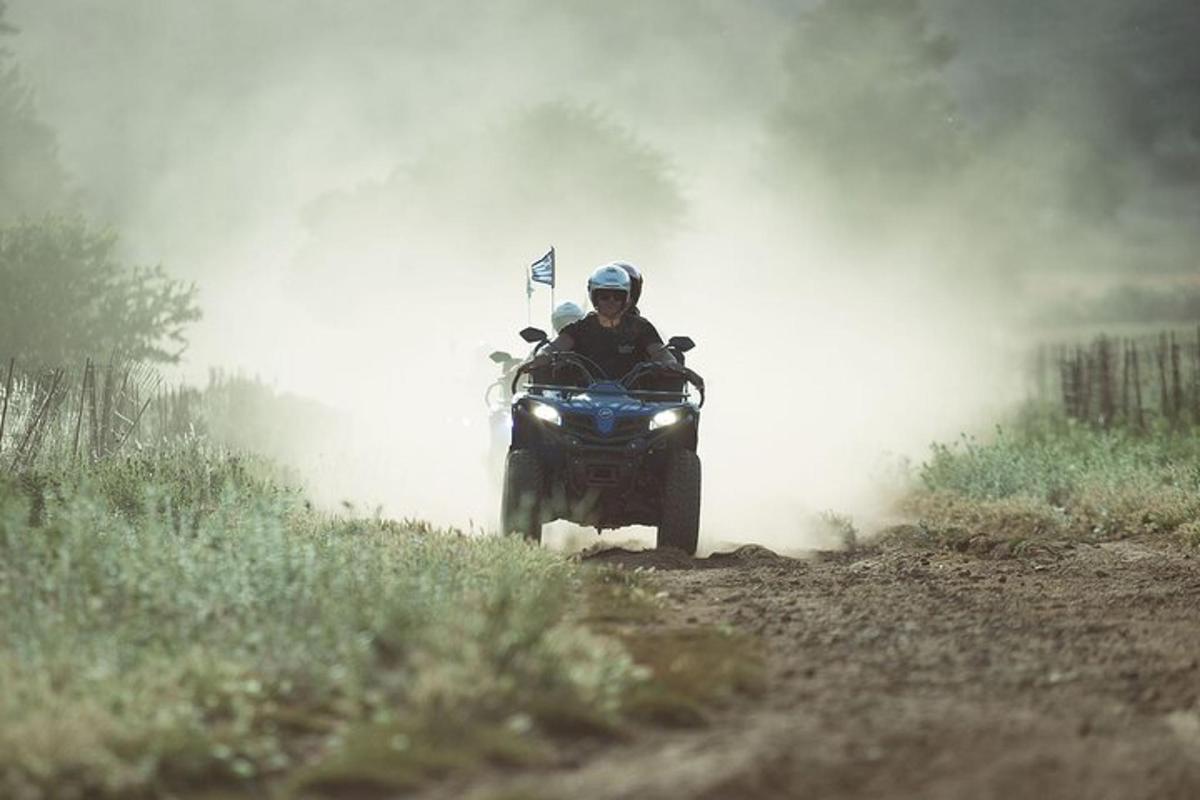 egy személy motorkerékpáron halad egy földúton