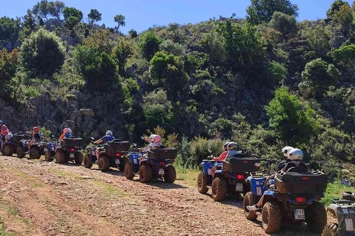 egy csoport ember ATV-zik egy földúton