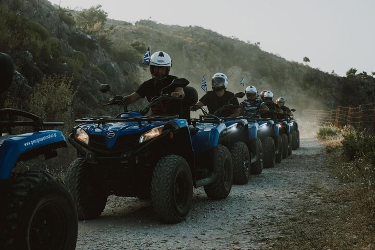 egy csoport ember ATV-zik egy földúton