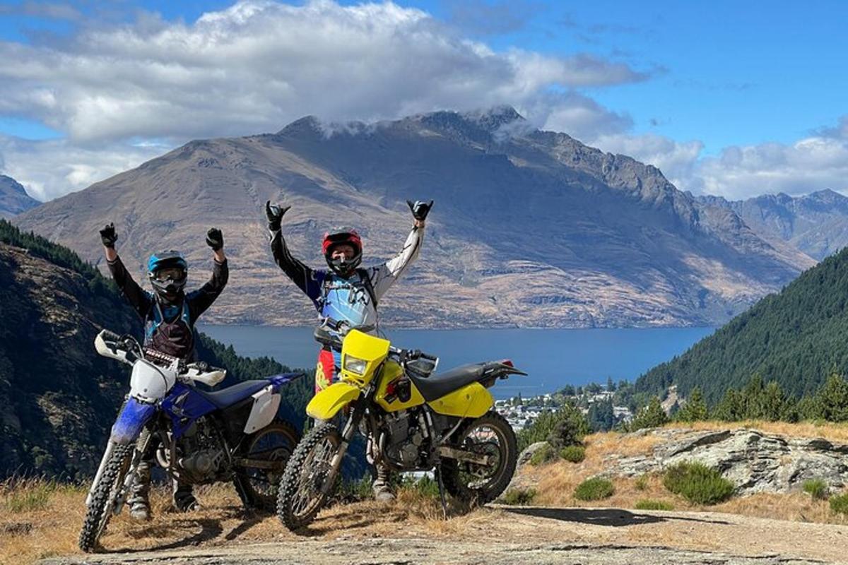 deux personnes sur des motos avec les mains en l'air