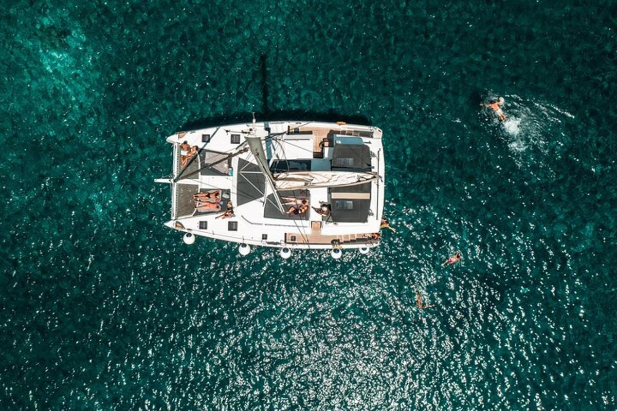 una vista dall'alto di una barca in acqua