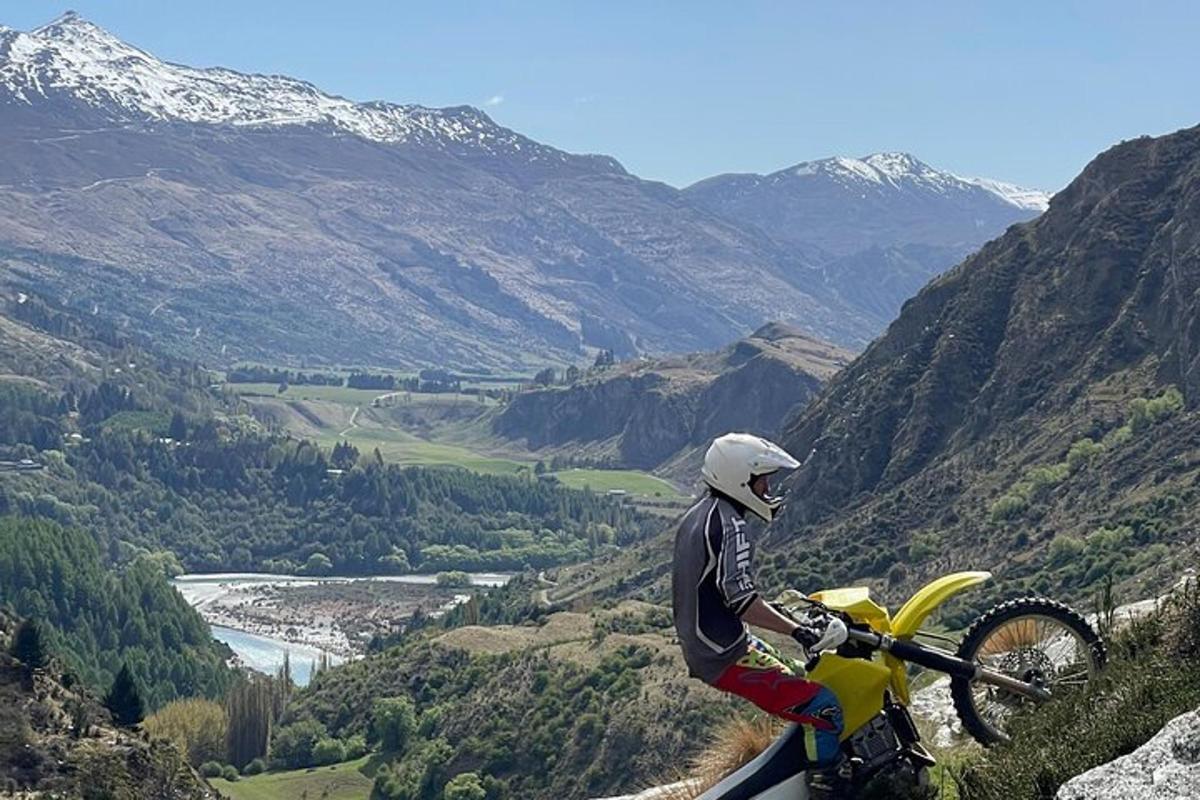 une personne conduisant une moto tout-terrain sur une montagne