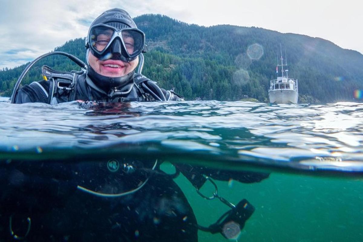 un uomo con muta e occhialini è in acqua
