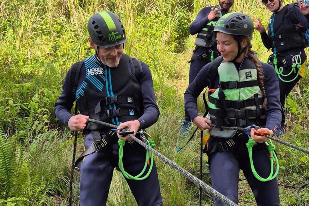 skupina lidí v helmách na zipline