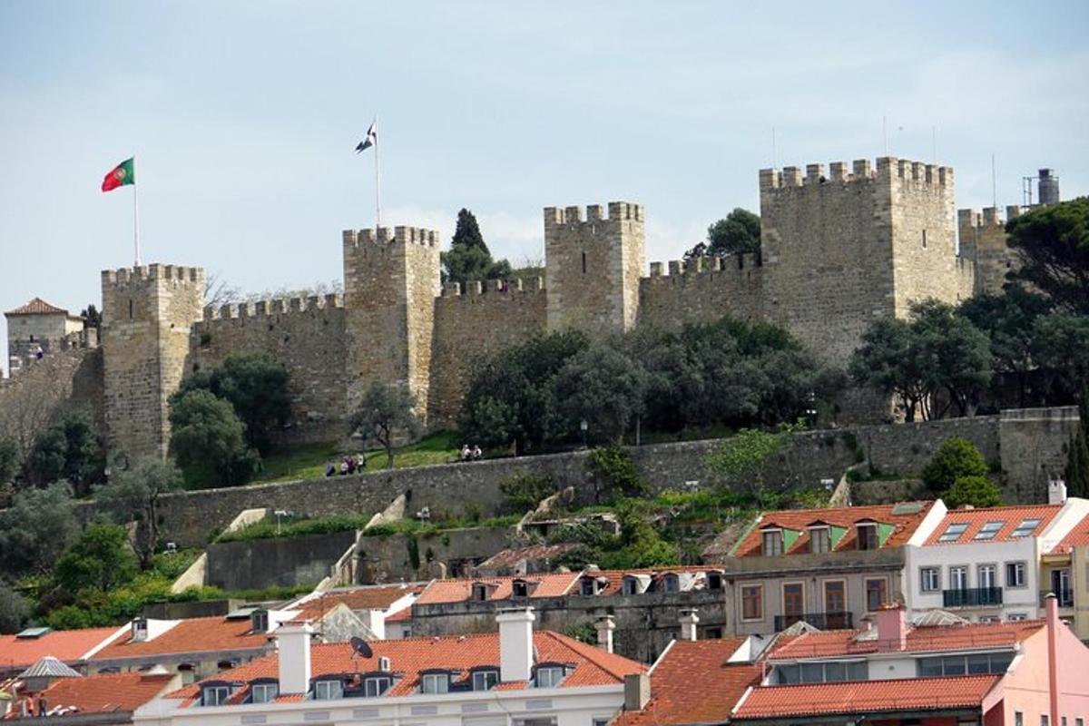 velký hrad stojící na vrcholu města