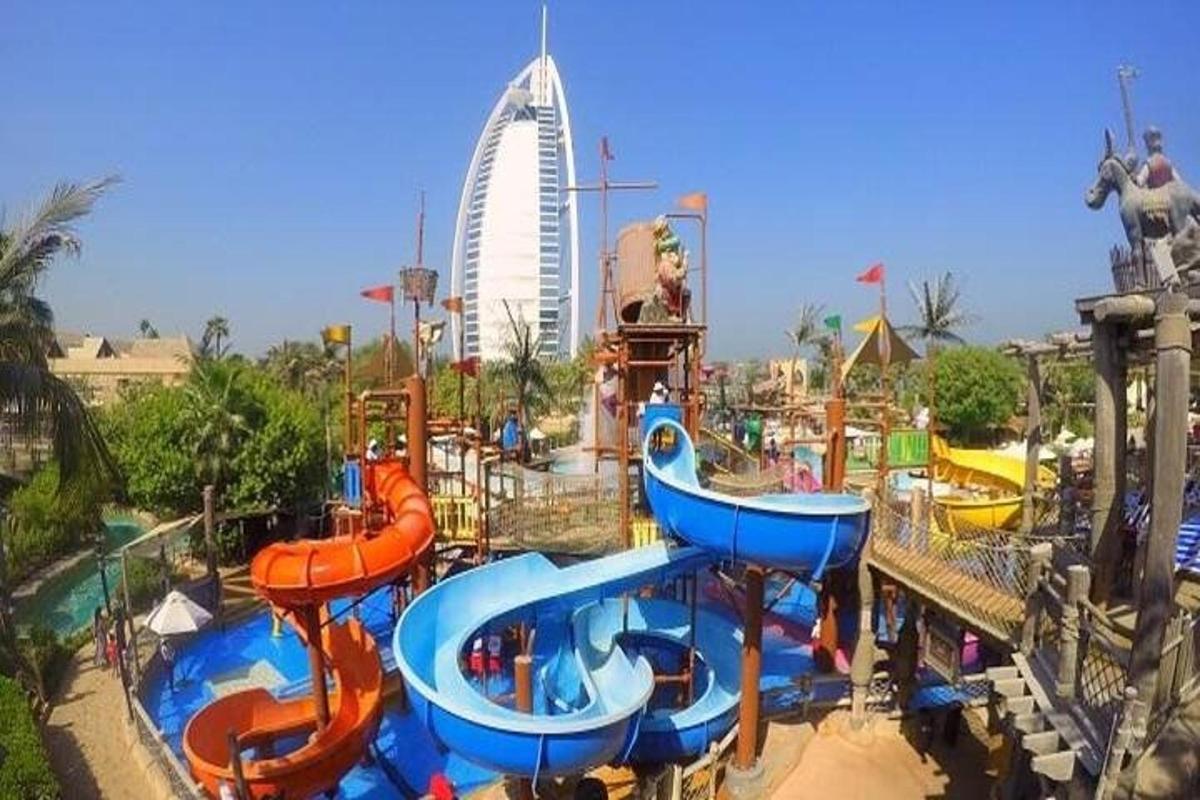 vodní park s tobogánem a horskou dráhou