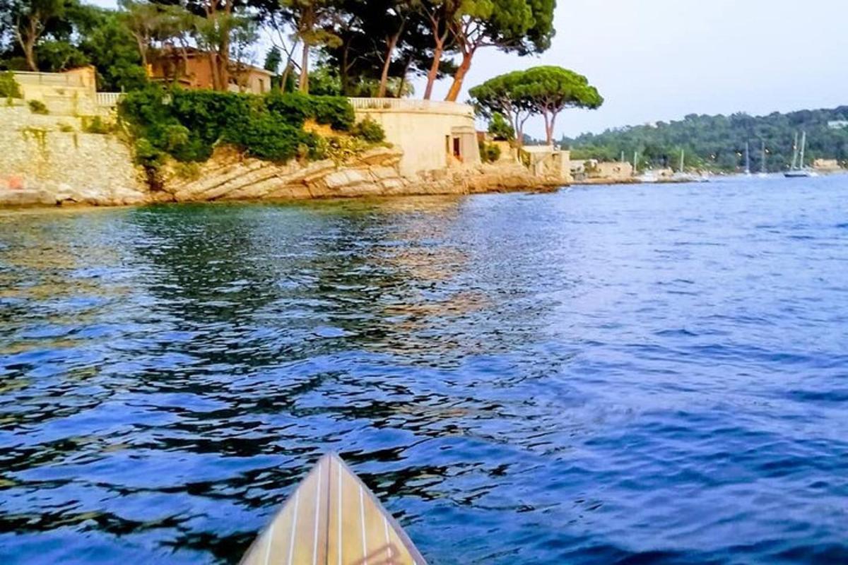 kayak di air di sebelah pulau